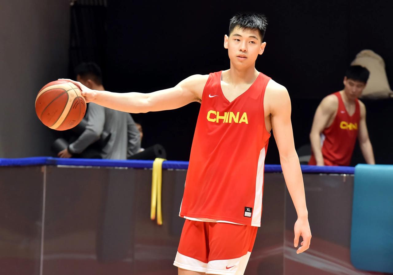年轻的中国男篮值得期待，这套首发阵容有活力也有拼劲

1、中锋：杨瀚森
新赛季场