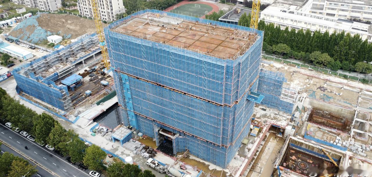 创新建证美好【郑州大学水利学科群综合试验平台项目主体结构封顶】近日，中建八局承建