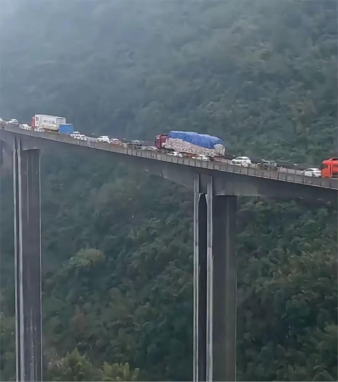 这是中国高速的高架桥，真是太壮观了！为伟大的祖国点赞！