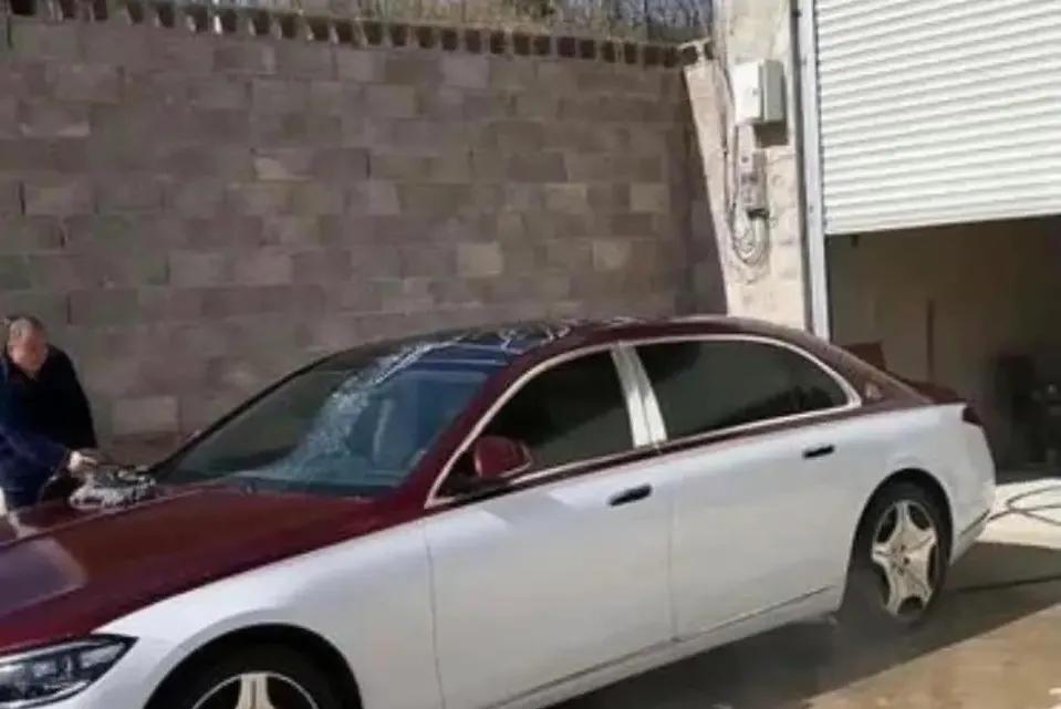 大家看看，村里的首富自从买了车后每天就在门口装模作样地洗车，也是无语了，大家觉得