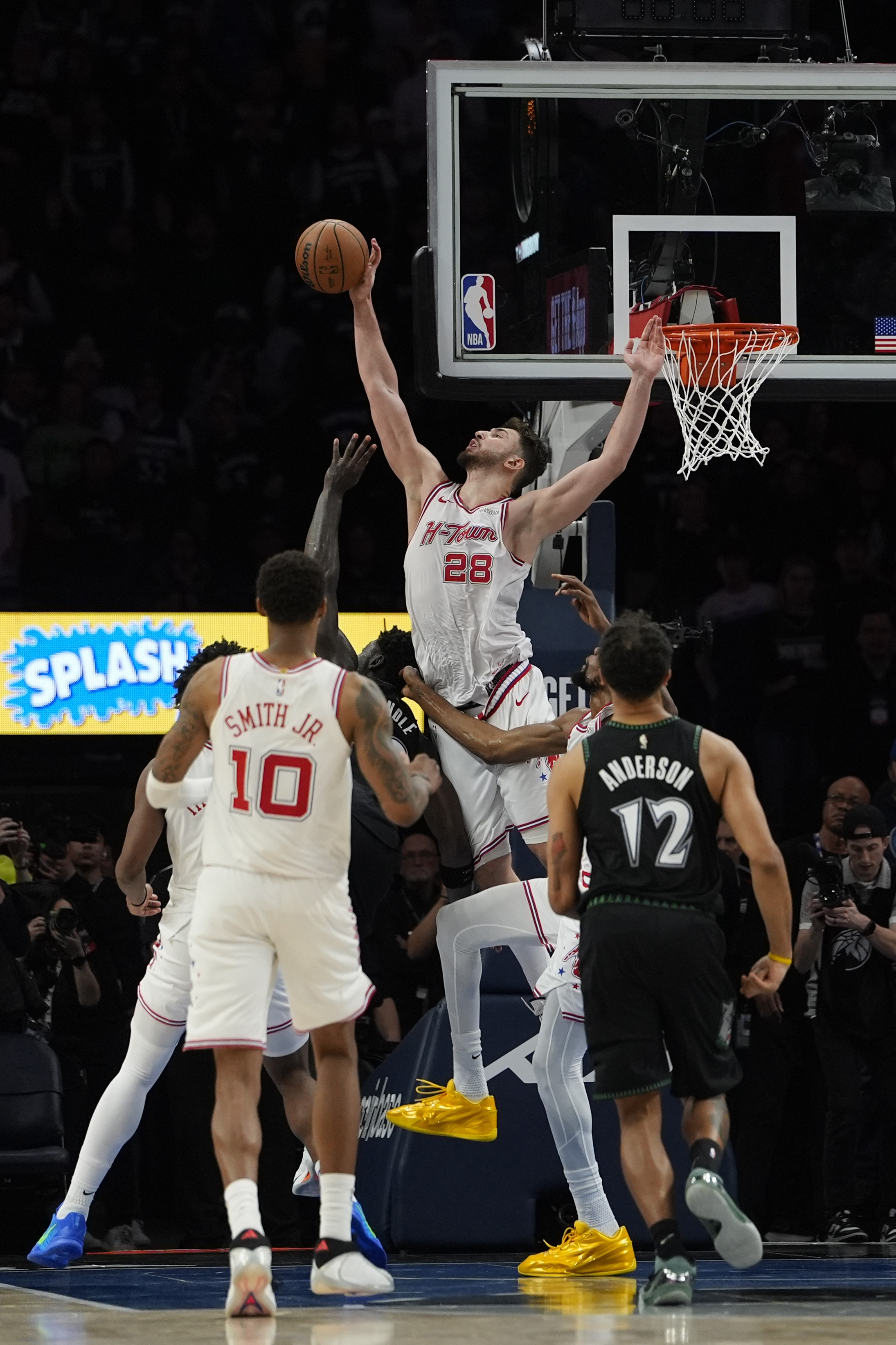 NBA 昨天森林狼加时110-108逆转火箭。今日，NBA官方公布了常规时间最后
