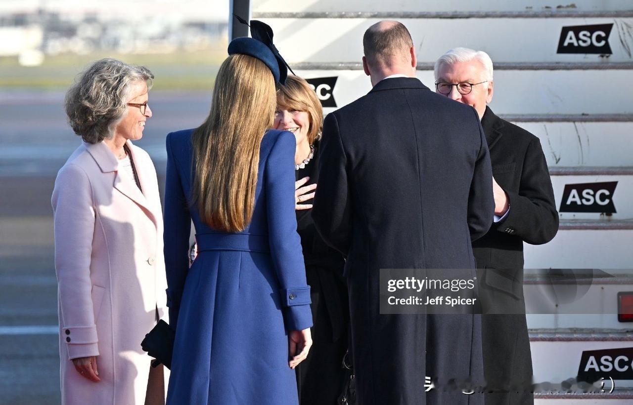 迎接德国总统夫妇的欢迎仪式上，两位王室女眷王后和王妃都选择了皇家蓝外套！很有默契