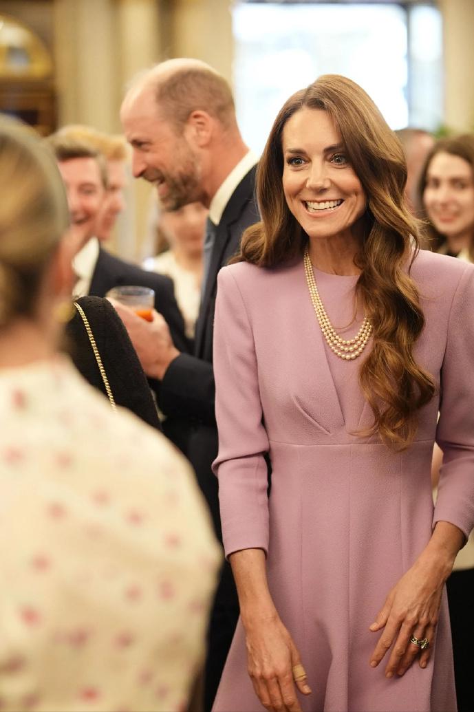 凯特王妃的Emilia Wickstead时刻[灵光一闪]
是新西兰设计师艾米莉