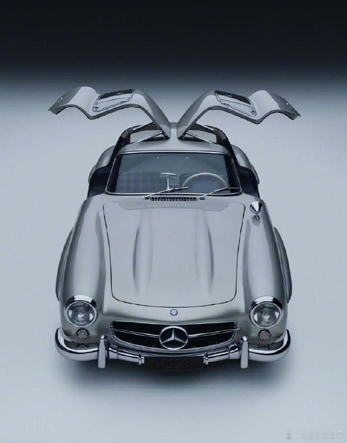 驰骋在都市的脉络中，Mercedes-Benz 300 SL Coupe，以经典