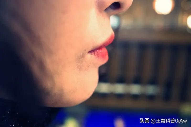 之前刷到过一个街头采访，有男生觉得“约会第三次就可以亲嘴，对方没躲开就是同意”，