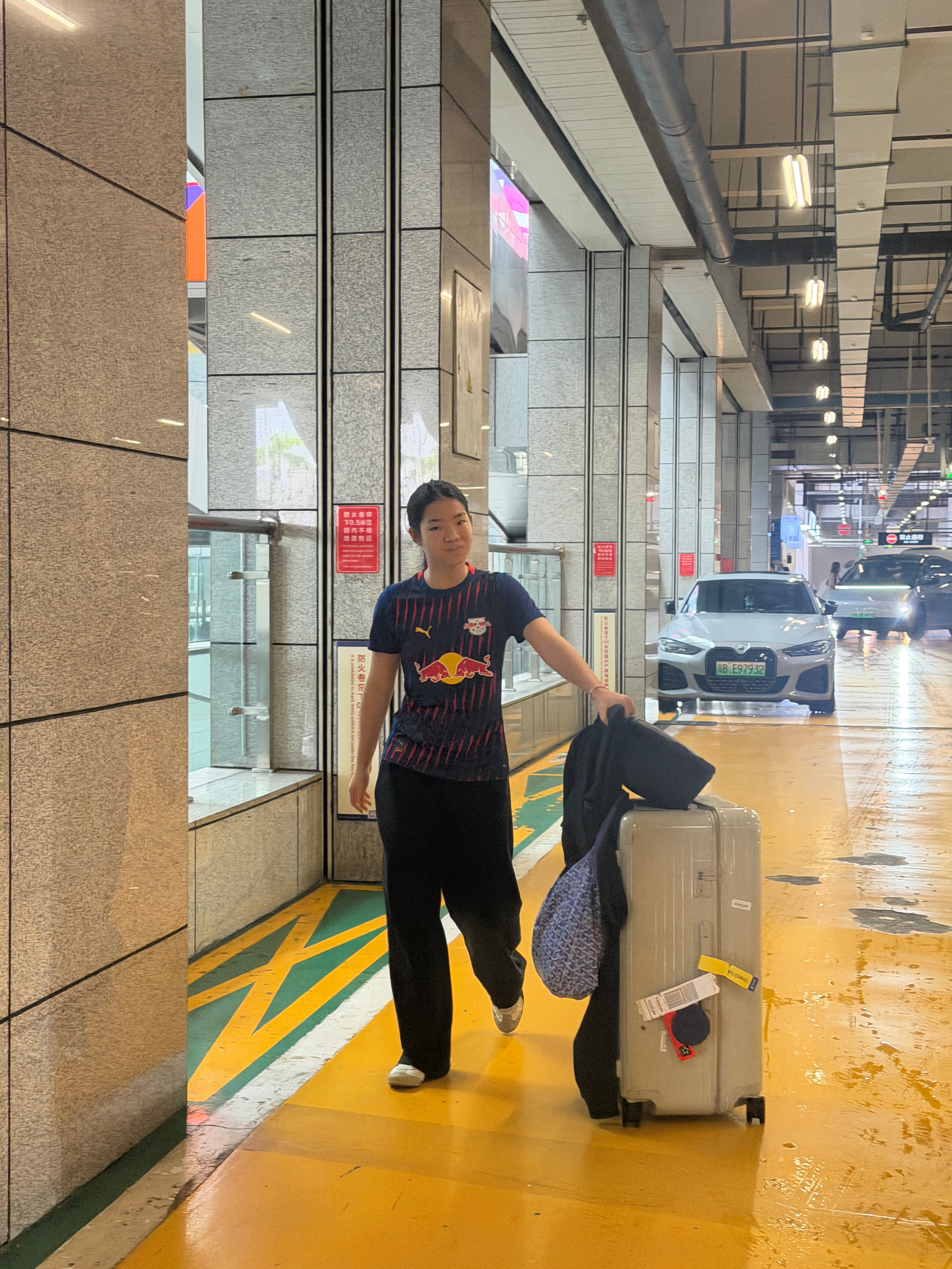话说早了。二姐说以后再也不和弟弟出去了在赛车场让他背相机他也不帮忙；让他拍照拍多