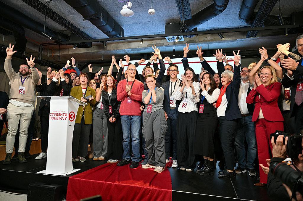 塞尔维亚人刚刚用选票击败了执政十多年的武契奇阵营。
但其实这种事情，26年前他们