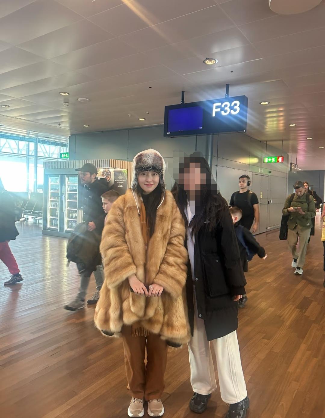 12月26日，金莎现身斯德哥尔摩机场，网友偶遇后，开心的和她合影。

金莎的造型