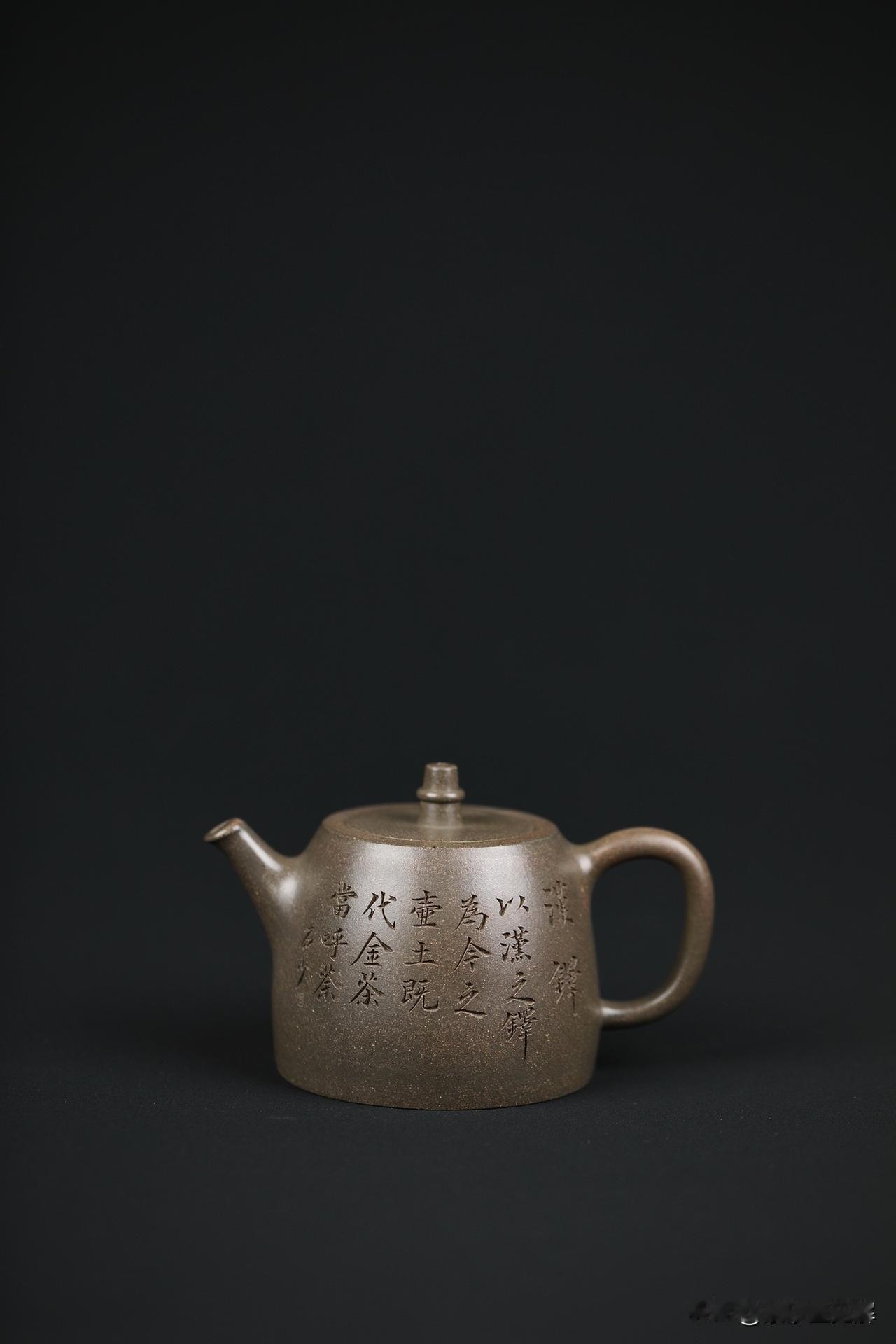 汉铎丨全手工|研高作品
容量250cc丨家藏蟹壳青
器型融古朴与雅致于一身，匠人