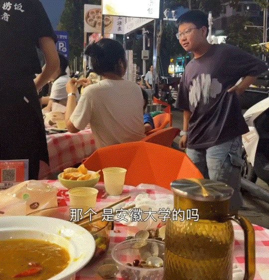 一妈妈和儿子一起去吃烧烤，期间则看到隔壁桌一女子特别眼熟，妈妈仔细查看后发现，这