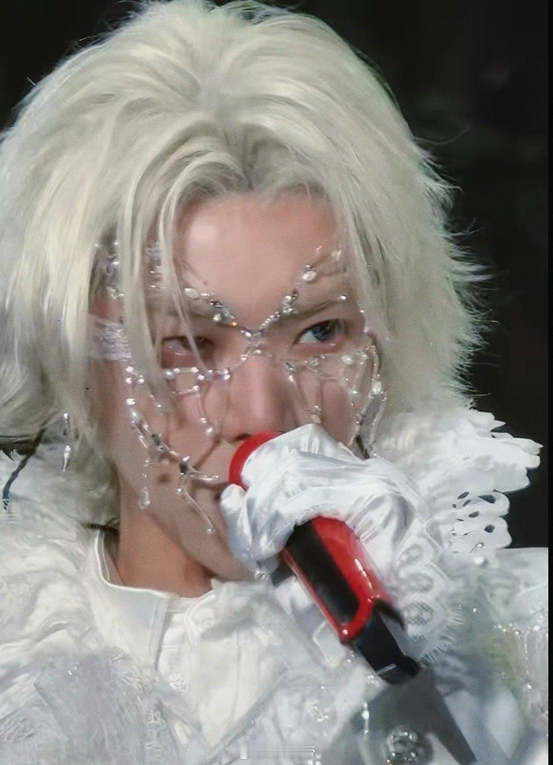 华晨宇蝴蝶脸链 华晨宇总能找到那些最能激发他个人魅力的视觉符号。蝴蝶，象征蜕变与