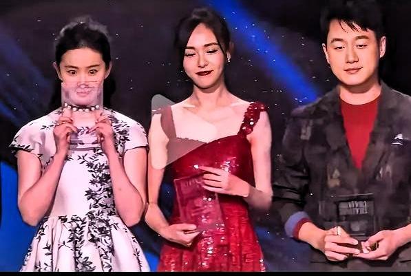 别再吵唐嫣和刘亦菲谁更强了，俩人根本就不在一条赛道上。
 
刘亦菲走的是实打实的