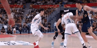 广东队主场逆转险胜宁波队，最后24秒出现两个颇有争议的球，全都与徐杰有关。
第一