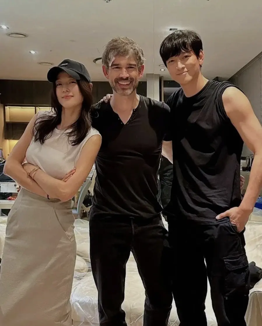全智贤 姜栋元合影。两位主演的第一张合影出现了 新剧暴风圈定档9月10...