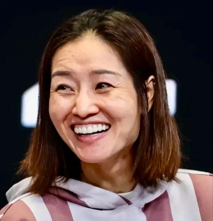 李娜的笑容真的很感染人！
李娜作为首位大满贯得主的网球女王，在近期曝光的照片中，