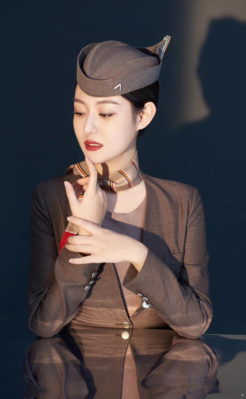 韩亚空姐的制服照，又美又飒。 ​​​