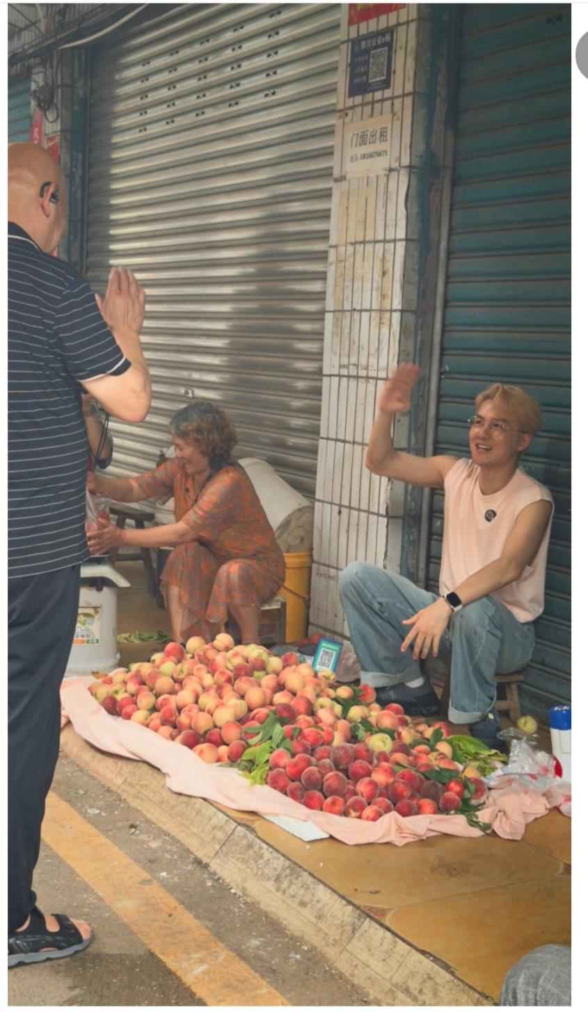 卖桃子的也太帅了吧，跟吴克群长的好像啊。