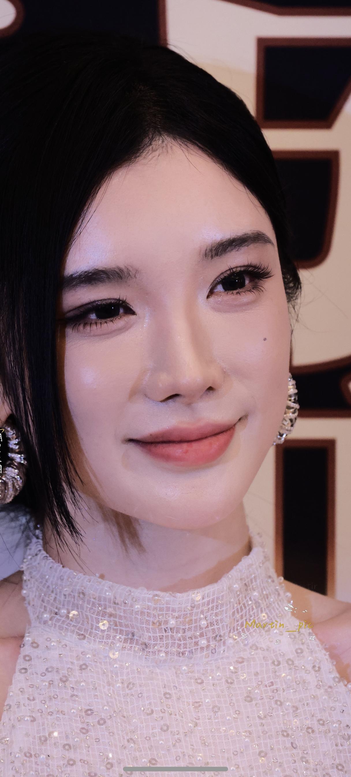 戴燕妮 251218搜狐红毯生图掉落~
姐姐盘发好美呀娱乐聚焦