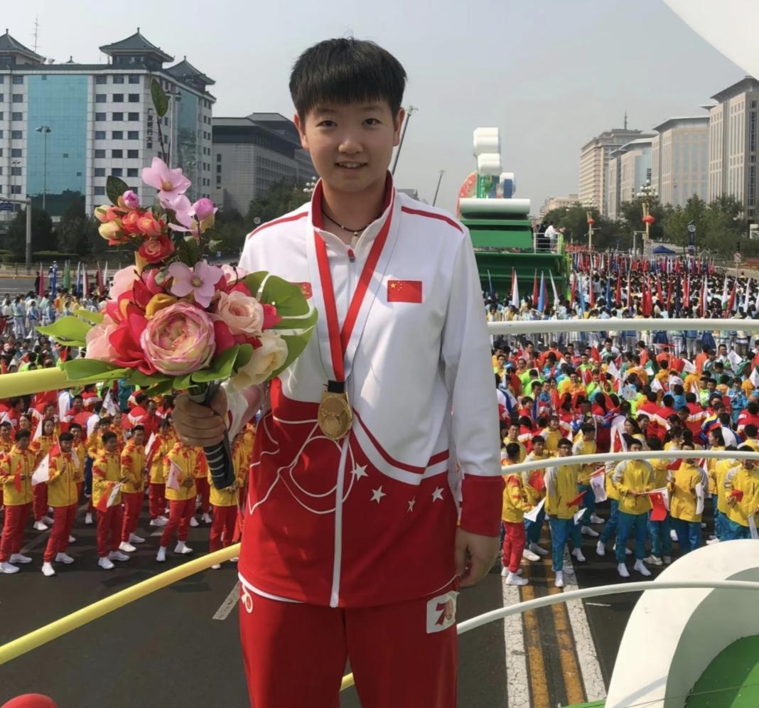 国庆节到了
想起一件骄傲的事
2019年的今天，孙颖莎代表优秀青年运动员登上了花