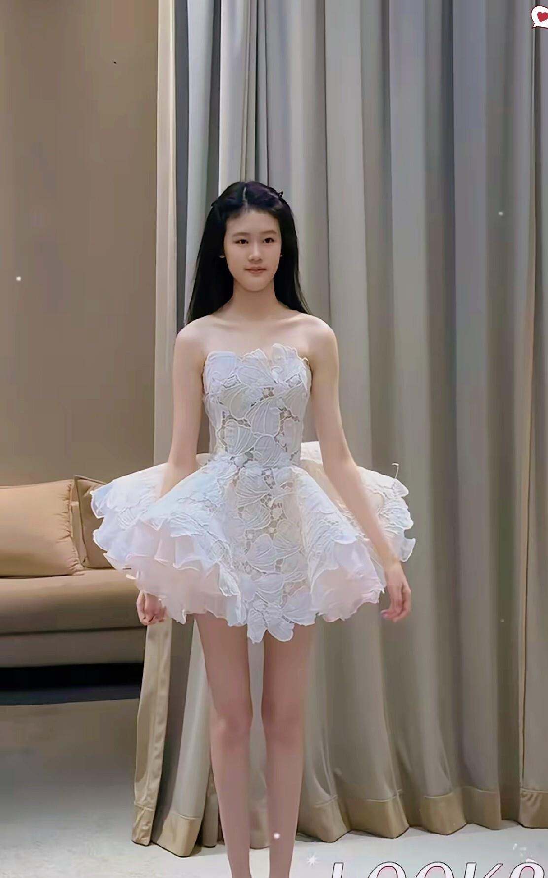 陆毅女儿贝儿18岁成人礼礼服照刷出来，最戳人的不是脸有多像明星爸妈，是那股从脖子
