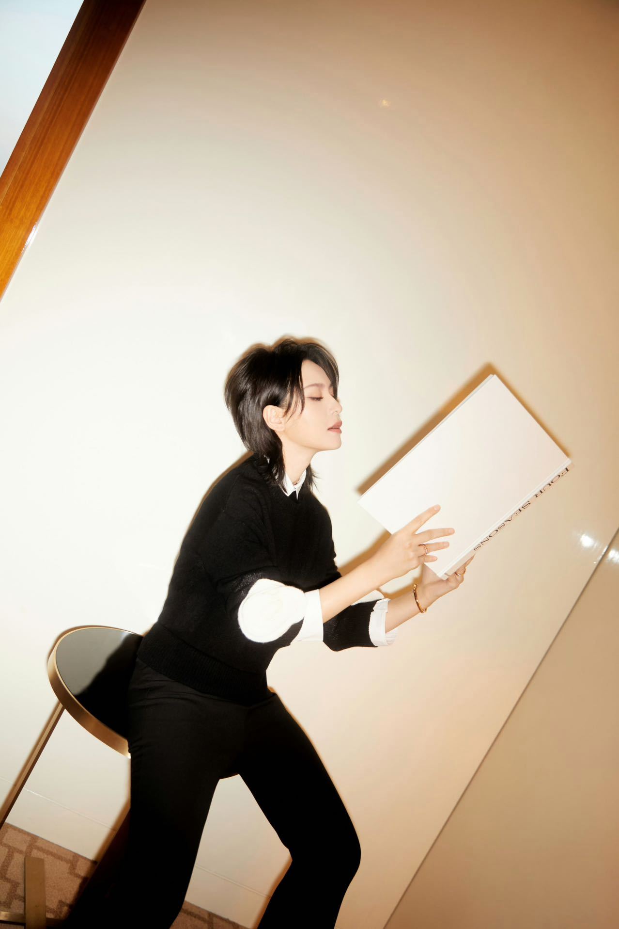 #周笔畅极简穿搭高级感# 周笔畅最新造型🈶！白色衬衫搭配黑色连衣裙➕袖口玫瑰花