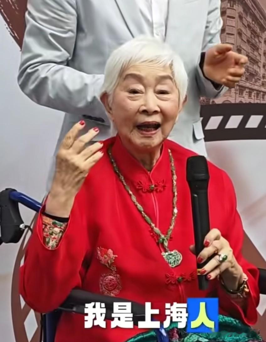6月20日，100岁的美国好莱坞华裔女星卢燕女士现身上影演员剧团，为电影之城·武