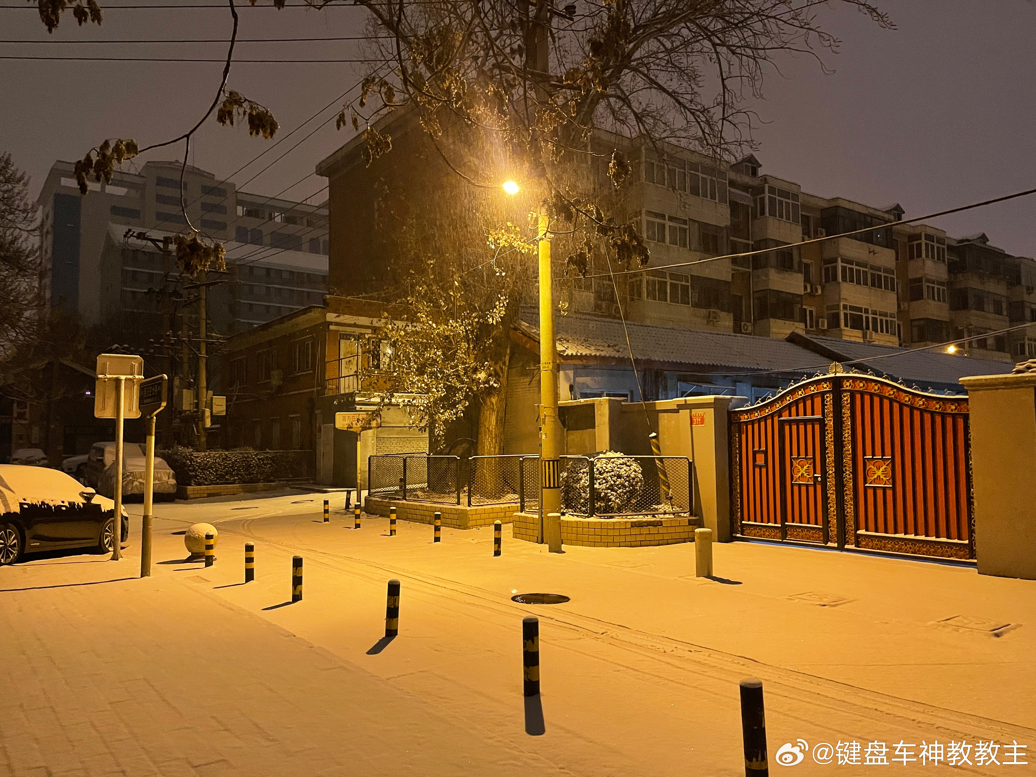 2点多下班回家，我以为天亮了.... ​​​