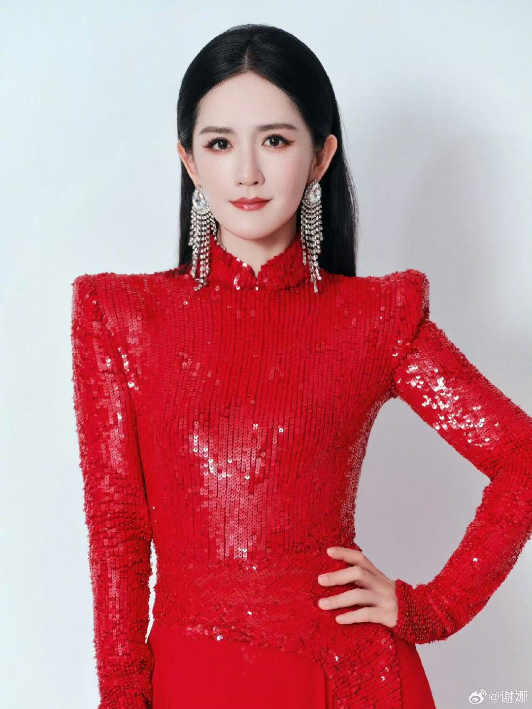 谢娜红装热烈开场谢娜红色直角亮片裙娜姐这组也太美了吧！ 