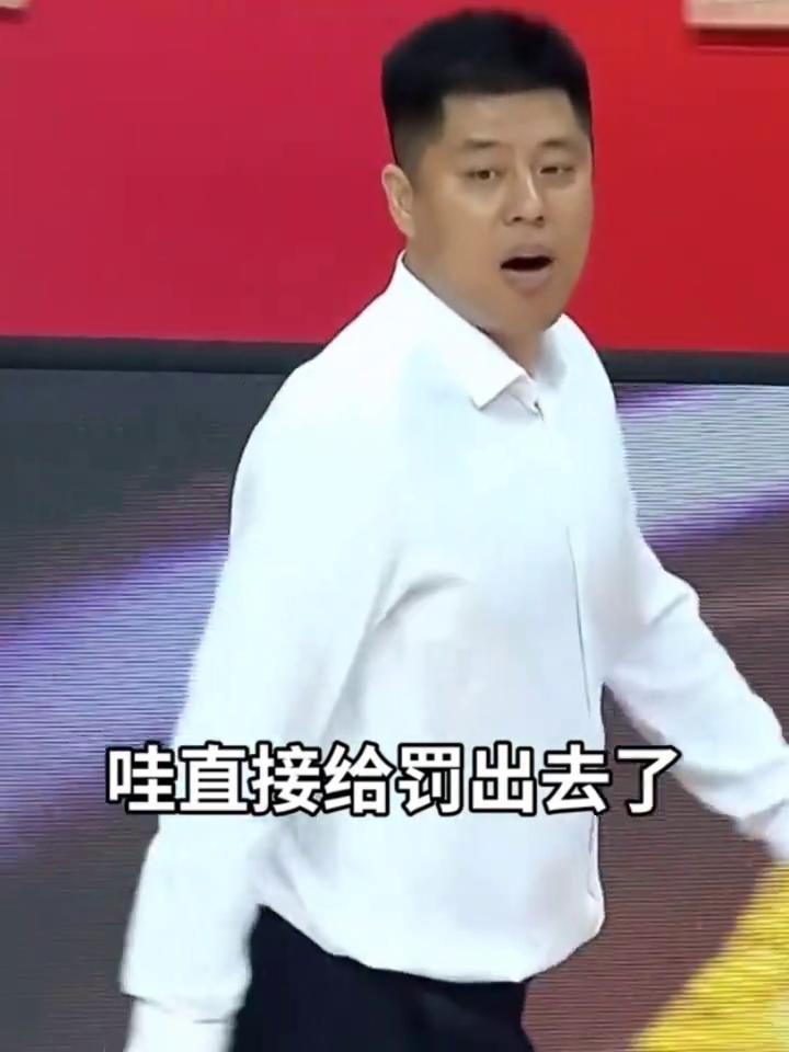 怒喷裁判被驱逐，山西主教练潘江离场时还骂骂咧咧，国粹频出。
奈特再分球迪亚洛被吹