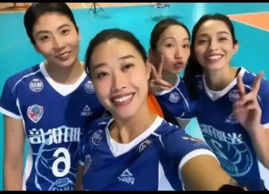 啥叫懵圈！女排排超联赛，江苏队的场上发挥就是懵圈，为什么懵圈，被上海队嘭嘭几个发