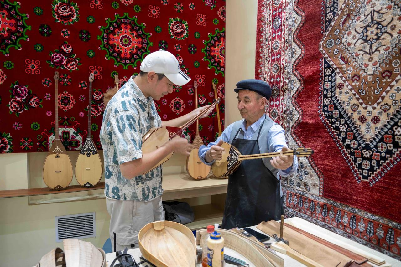 🎶塔城旅行｜走进冬不拉文化产业园，触摸哈萨克族非遗的温度

如果说音乐是塔城的