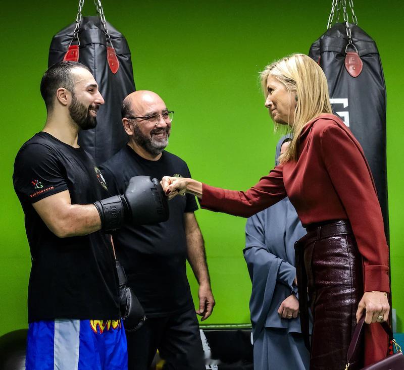 4.8 荷兰玛克西玛王后探访社区，夜间跟老公威廉-亚历山大去了个周年庆活动 