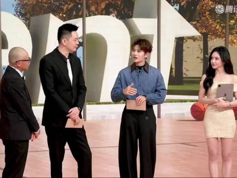 #杨鸣任嘉伦王猛现身NBA解说直播间##任嘉伦现身NBA解说直播间#
NBA新赛季揭幕战直播间看点拉