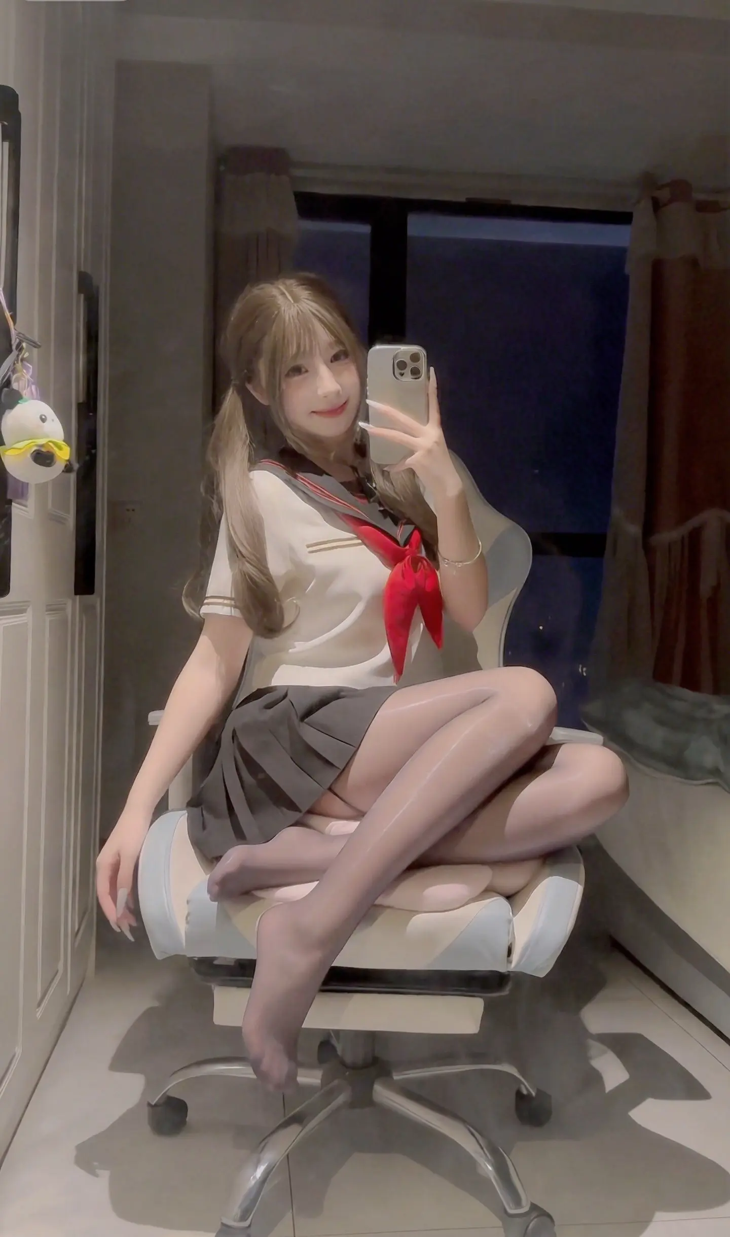 把白天的疲惫都卸在电竞椅上，换上喜欢的制服，这一刻，我只属于我自己✨ ...