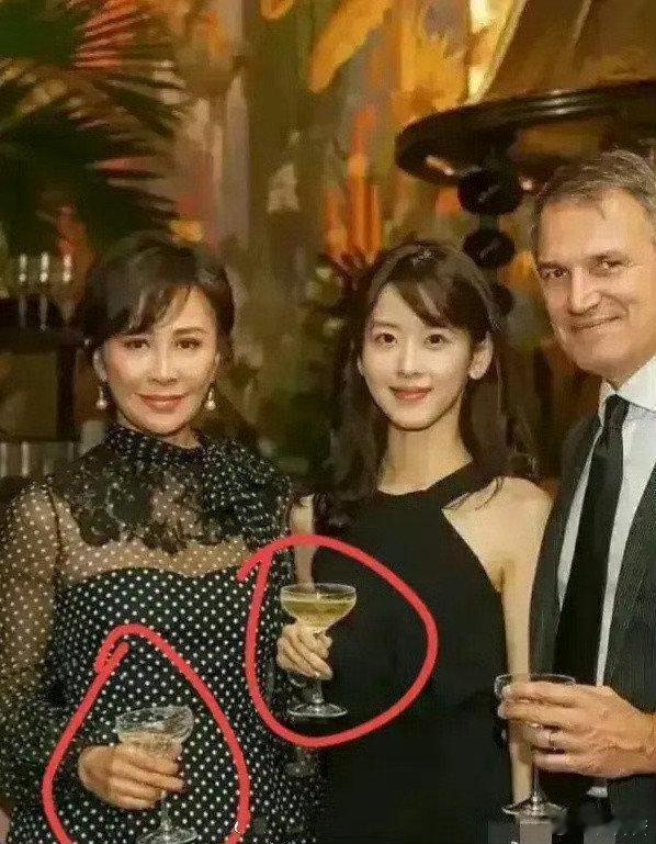 顶级富婆原来是这样的拿酒杯的，可以防止手的温度影响酒的口感 ​ ​​​