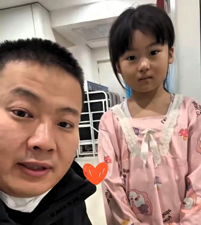 7岁女童病房独撑一片天，懂事到让人心疼到窒息！本该撒娇耍闹的年纪，她却成了父亲的