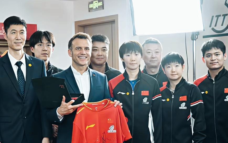 马克龙笑的这么开心啊！
马克龙是不是感觉追星成功了啊？
可以跟这么厉害顶尖的乒乓