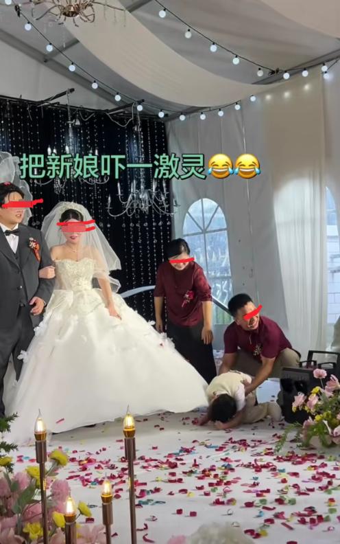 哥哥结婚，4岁的弟弟好奇心太强，趴在地上想看嫂子的裙底，正准备往里面钻的时候，被