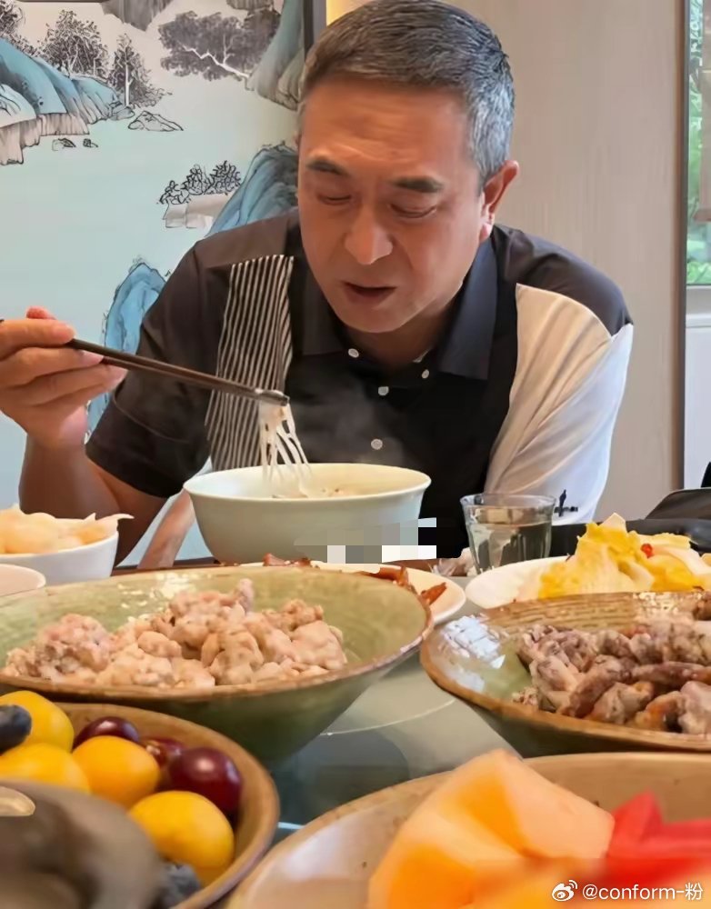56岁张嘉益回西安老家，驼着背，不修边幅，路人合影没一点架子，这状态直接惊到我了