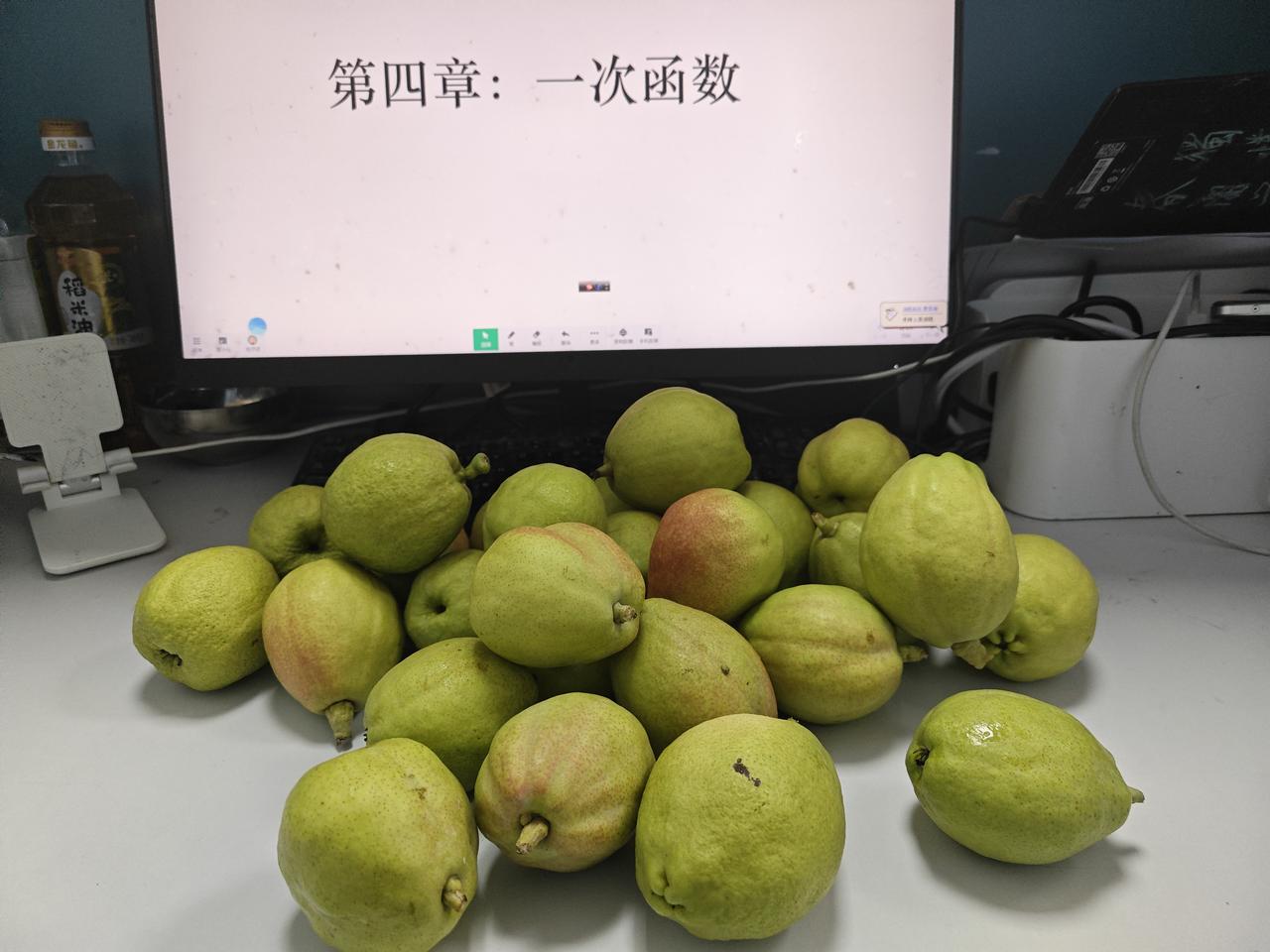 一周一次，香酥梨大餐又来了！从饭堂回来，看到办公桌上又一堆香酥梨，数量越来越多了