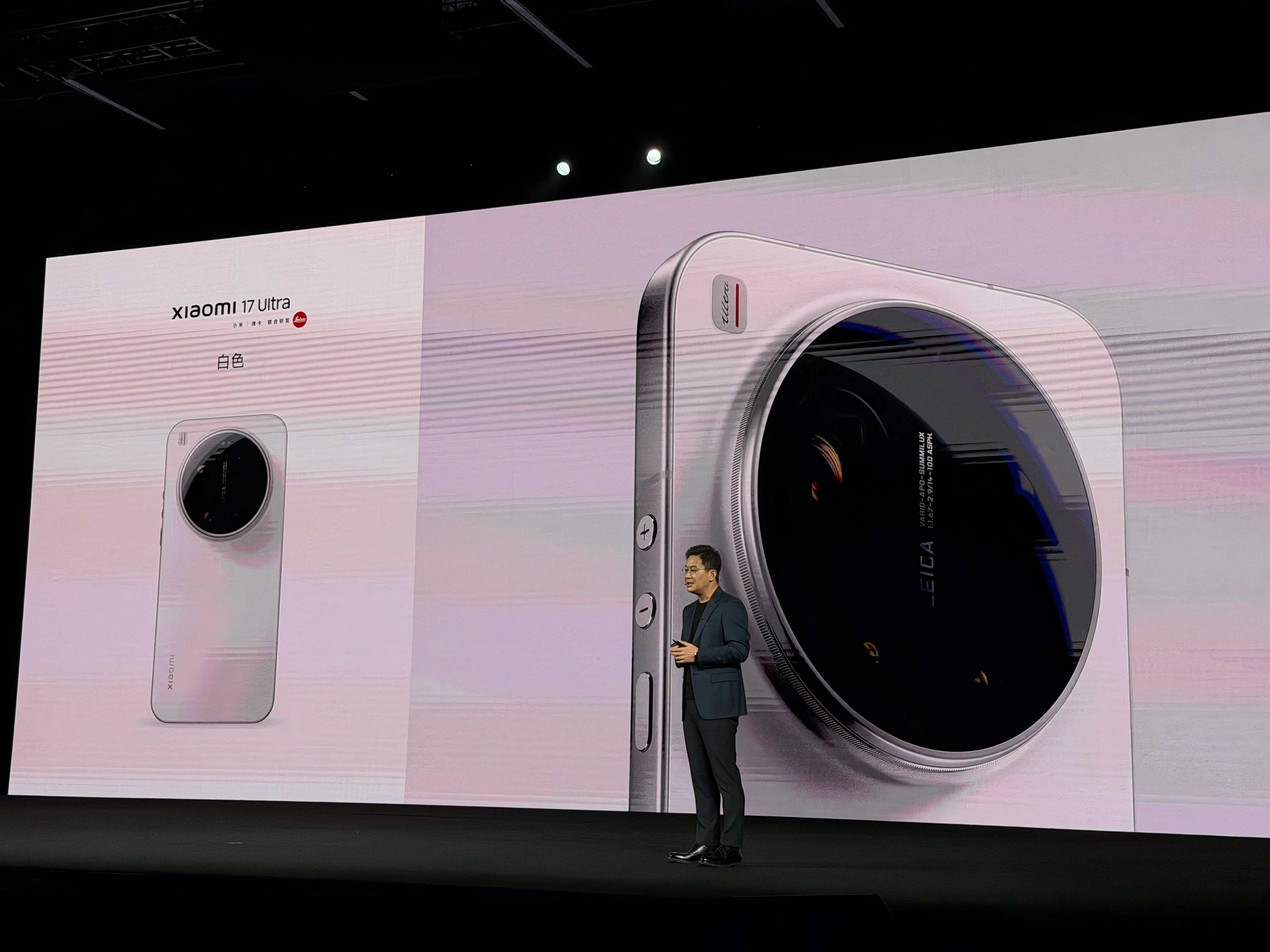 小米 17 Ultra 这次有 4 个颜色。我强烈推荐这个星空绿的颜色，真的太好