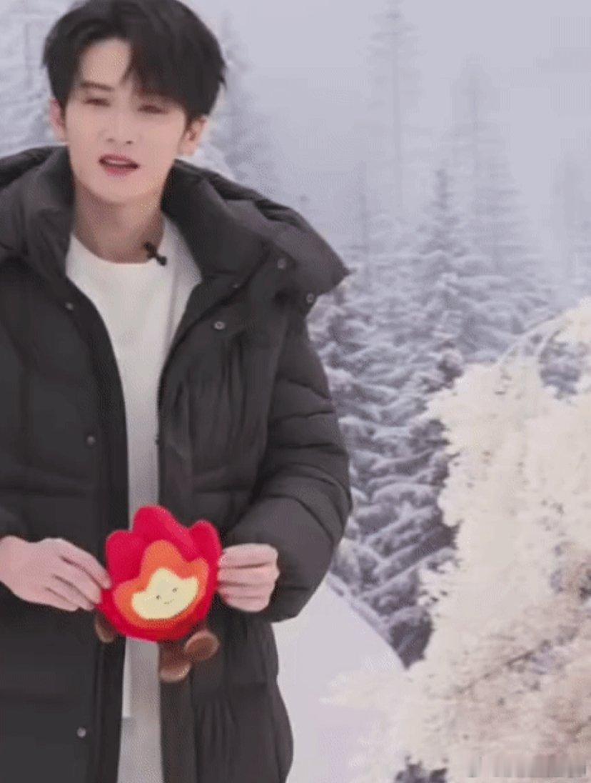 这个檀健次咋这么可爱，直接把小炭火揣进怀里了