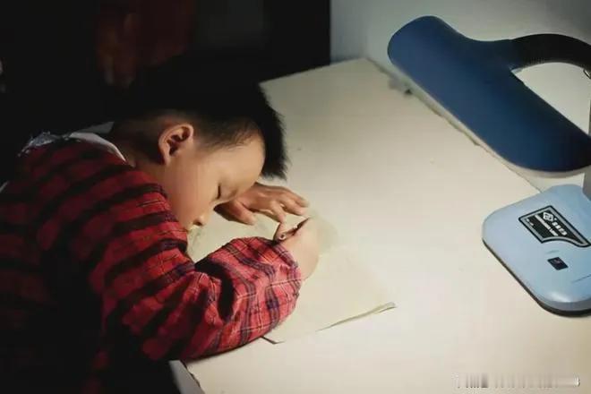 孩子早睡是孩子健康的前提之一。

        深夜十一，二点，许多人家的书房