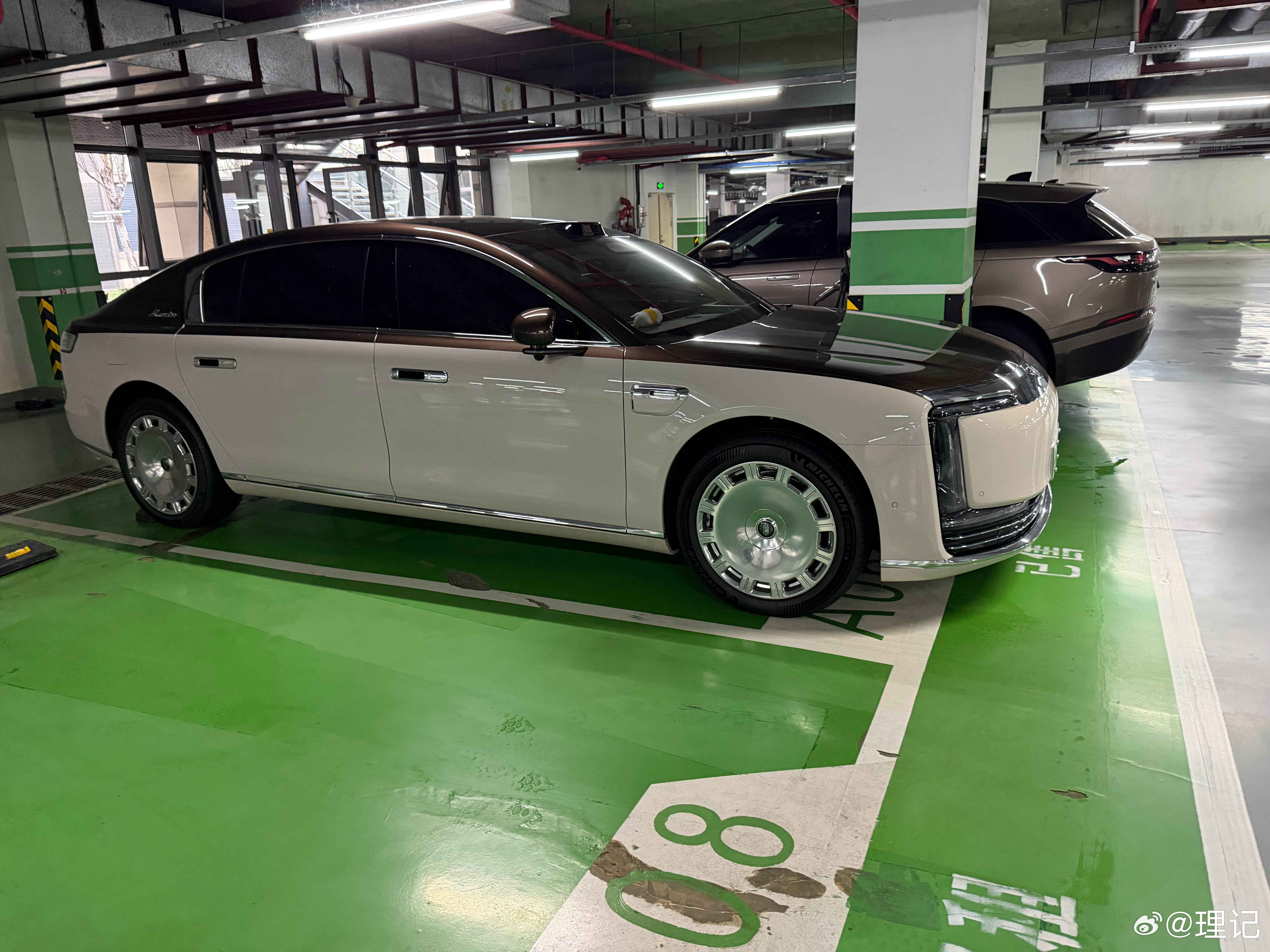 我家楼下的地库什么豪车都有，这是第一次出现中国制造的100万以上豪车。 