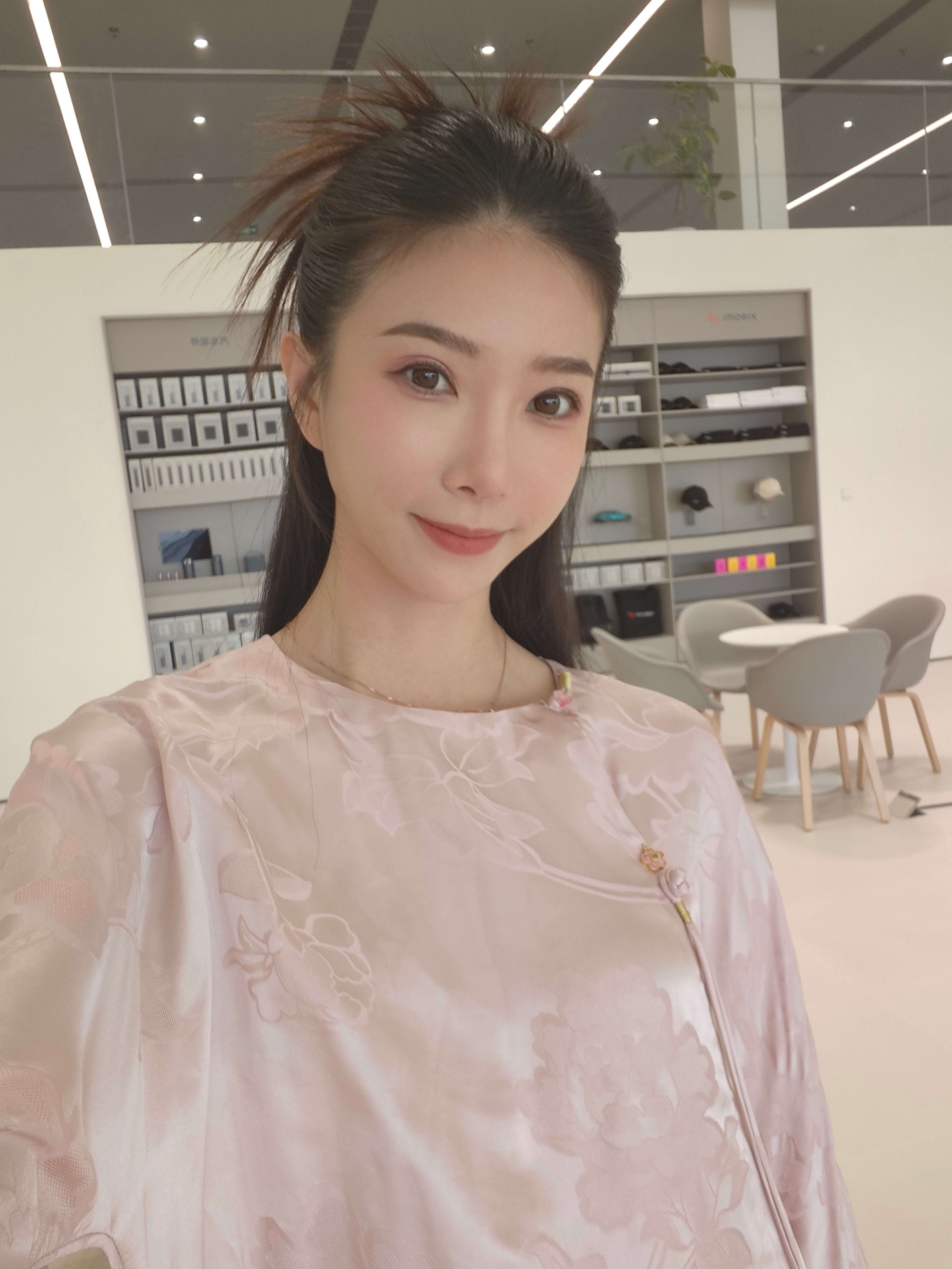 小米汽车门店的服务真是没的说！今天一大早去拍视频，工作人员确认我们今天不买车不看