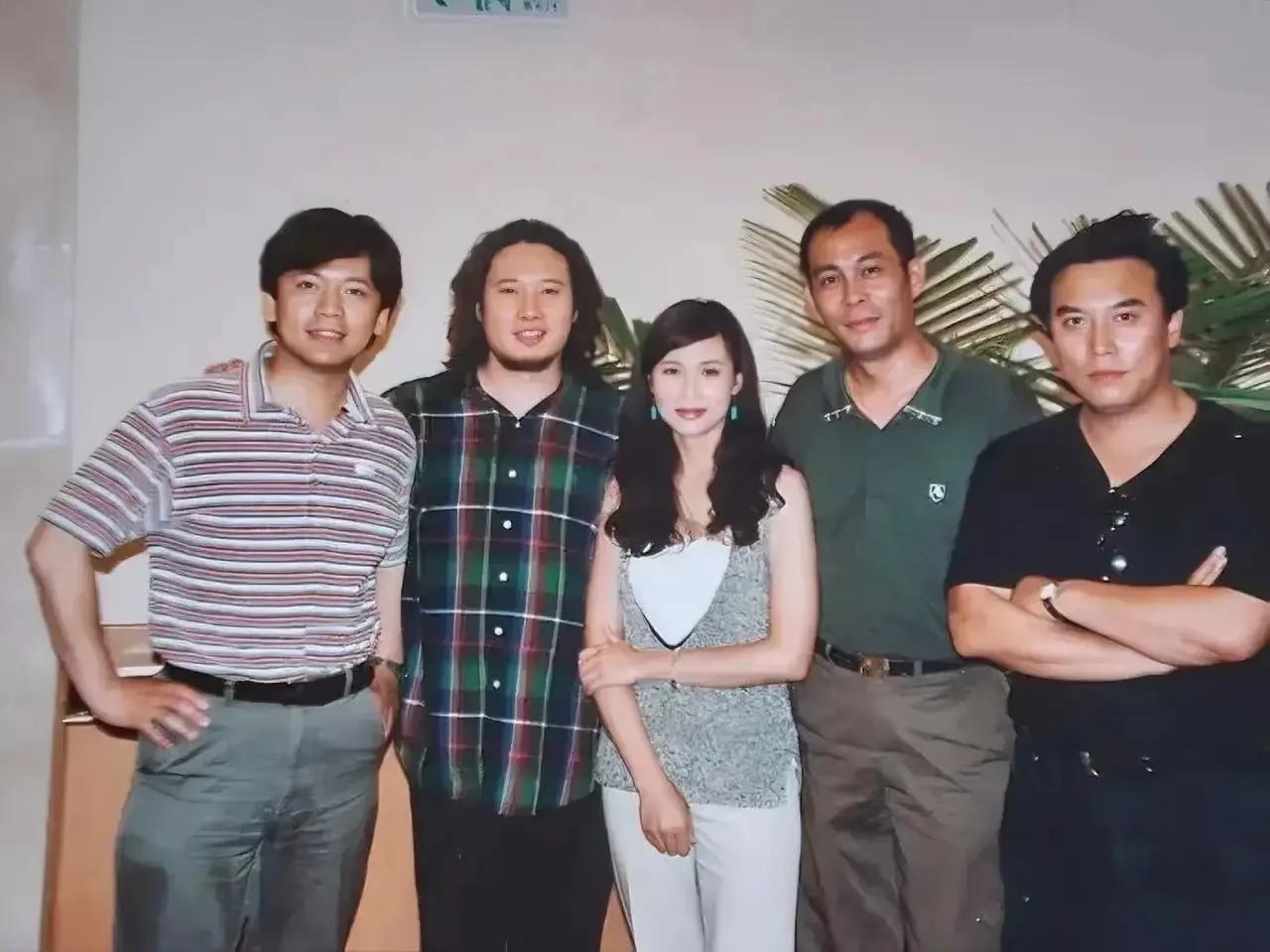 年轻真好，中间的美女陈伟很漂亮，和张光伟站一起郎才女貌，可左边第二个是谁，弱弱的