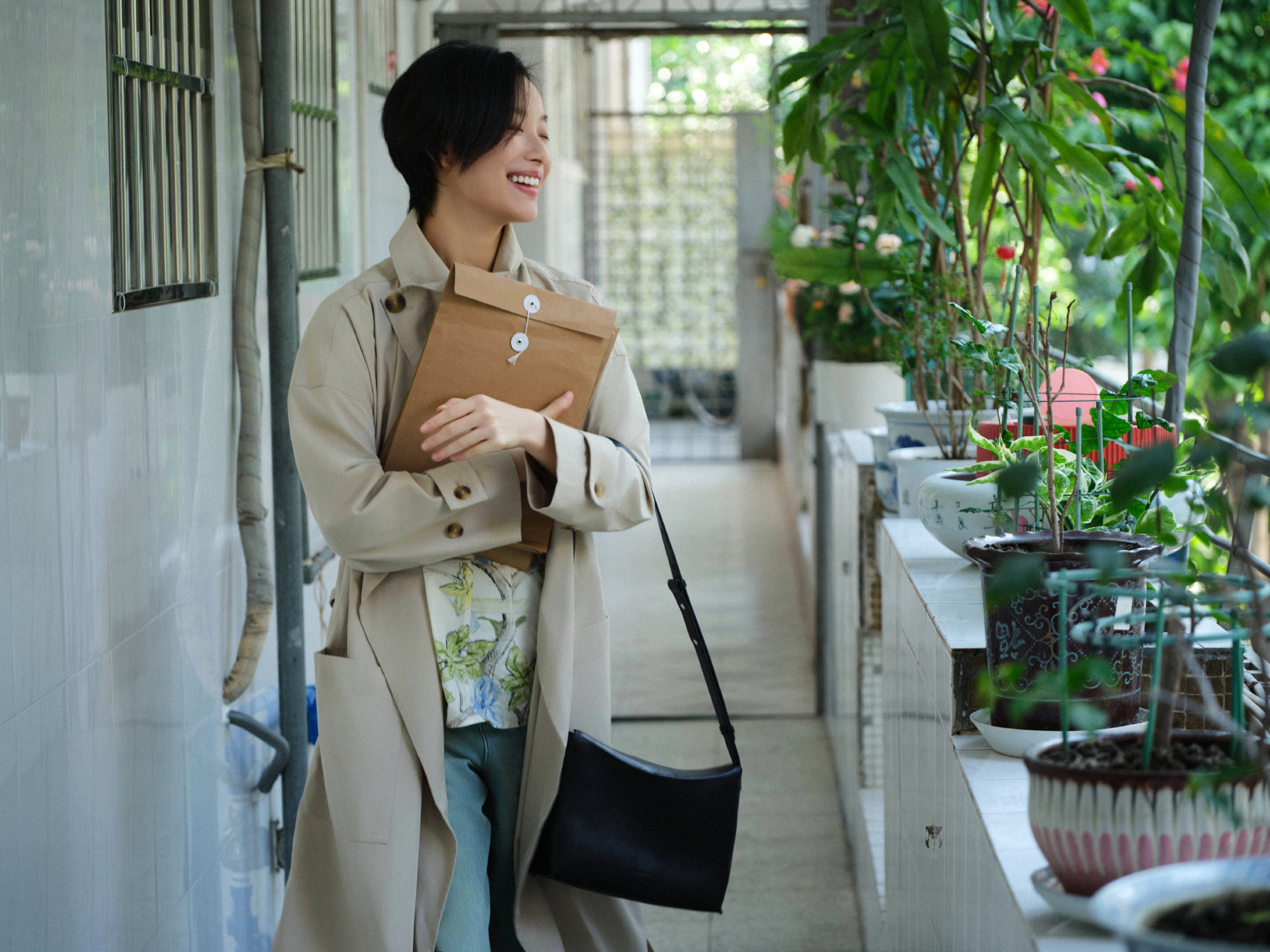 风一吹倪妮就有电影感了广州的风很懂倪妮的美 “当一阵风没有名字的时候，它只是风。