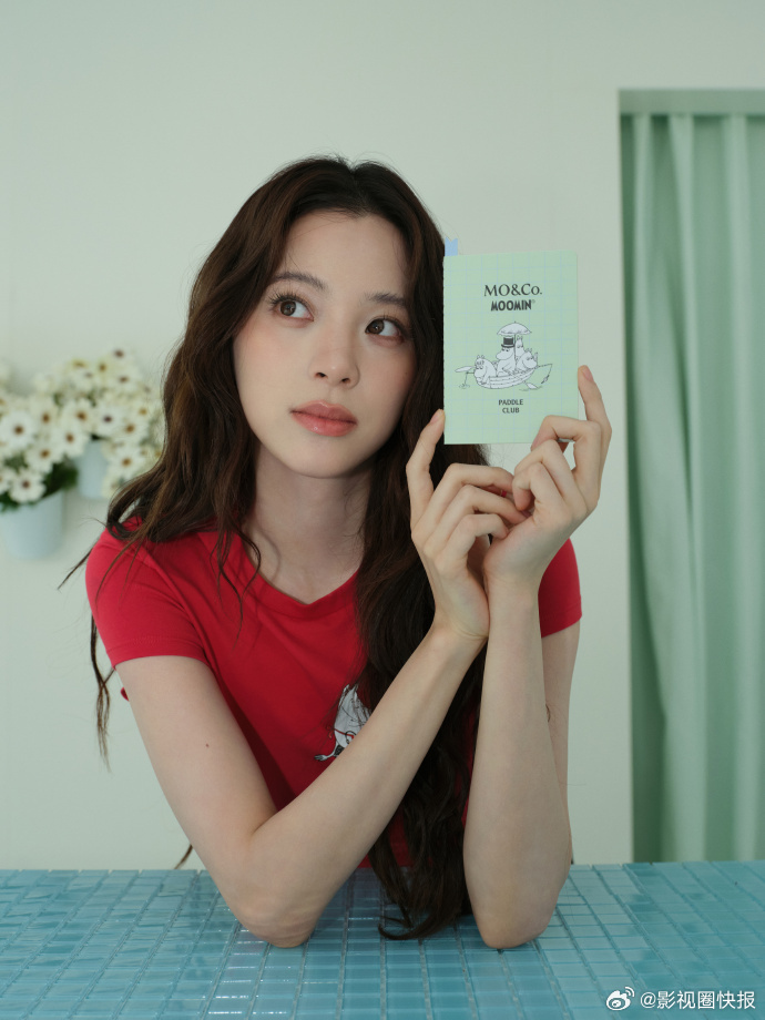 欧阳娜娜和姆明合照 欧阳娜娜抱着姆明笑的样子太温柔，每一帧都像童话里的美好瞬间 