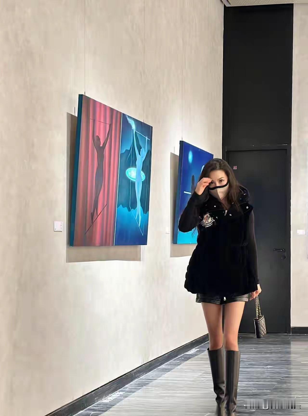 时尚穿搭指南：黑色连衣裙搭配高筒靴，尽显优雅气质！