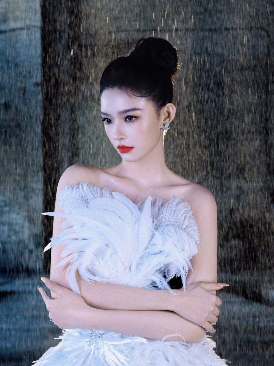 林允连美瞳都是细节林允这优雅又灵动，让人疯狂着迷中很爱 ​​​